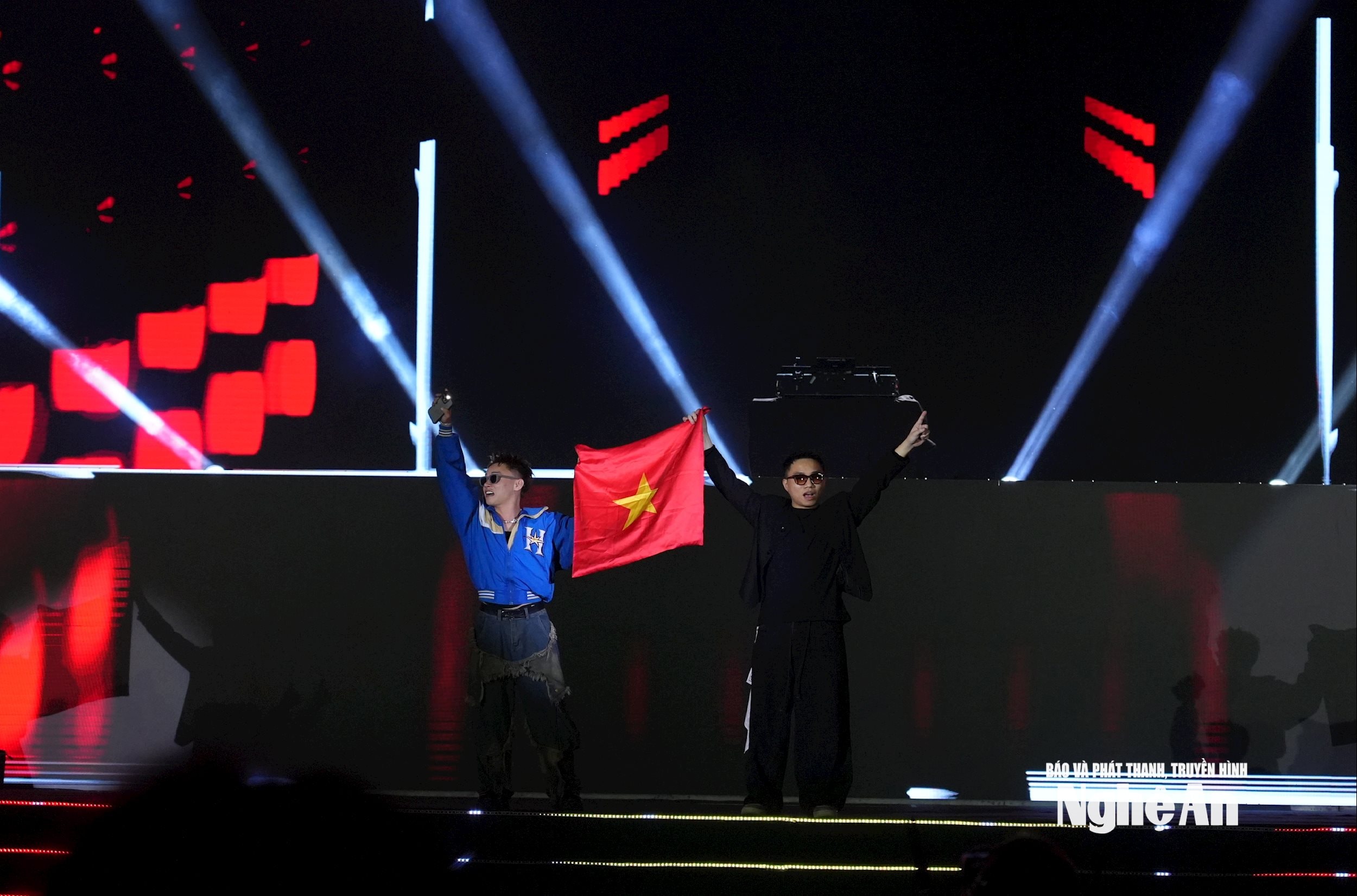 DJ Dsmall và Rapper trình diễn đã khuấy động chương trình nghệ thuật countdown “Nghệ An chào 2026 – Hào khí Sông Lam”. Ảnh: Thành Chung