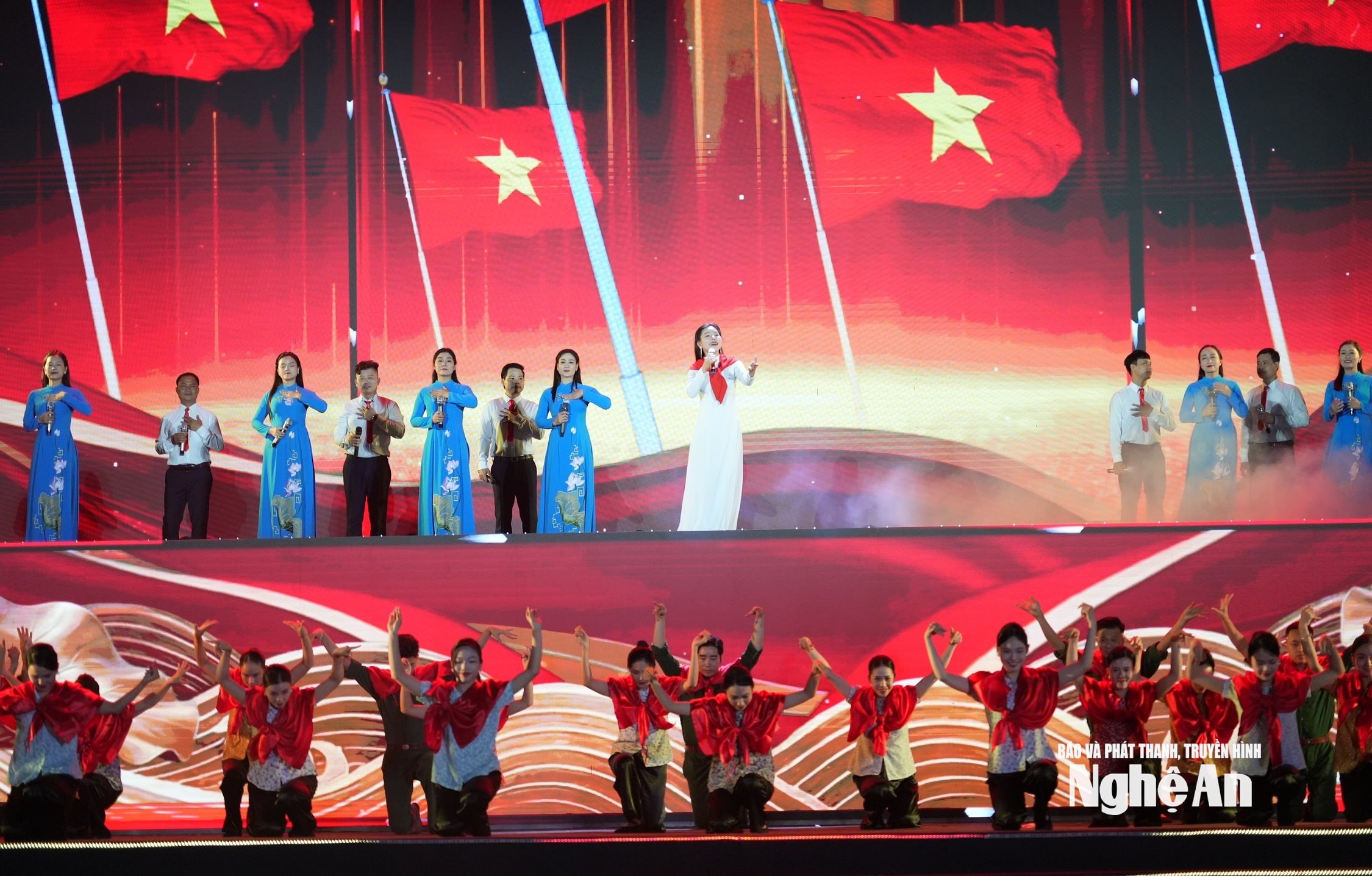 Tại chương trình, ca sỹ Võ Hạ Trâm cùng vũ đoàn biểu diễn 3 ca khúc “Về với em”, “Làn gió Xuân”, “ Vinh quang Đảng cho ta”. Ảnh: Thành Chung