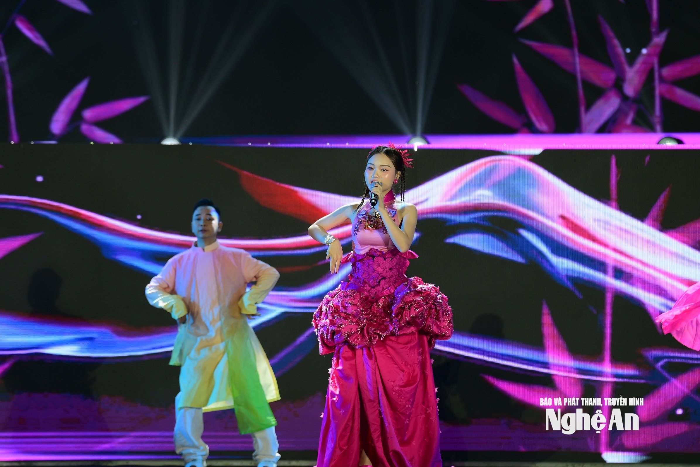 Tiết mục Giận mà thương do ca sỹ Hà Quỳnh Như và Vũ đoàn Lavender biểu diễn. Ảnh: Thành Chung