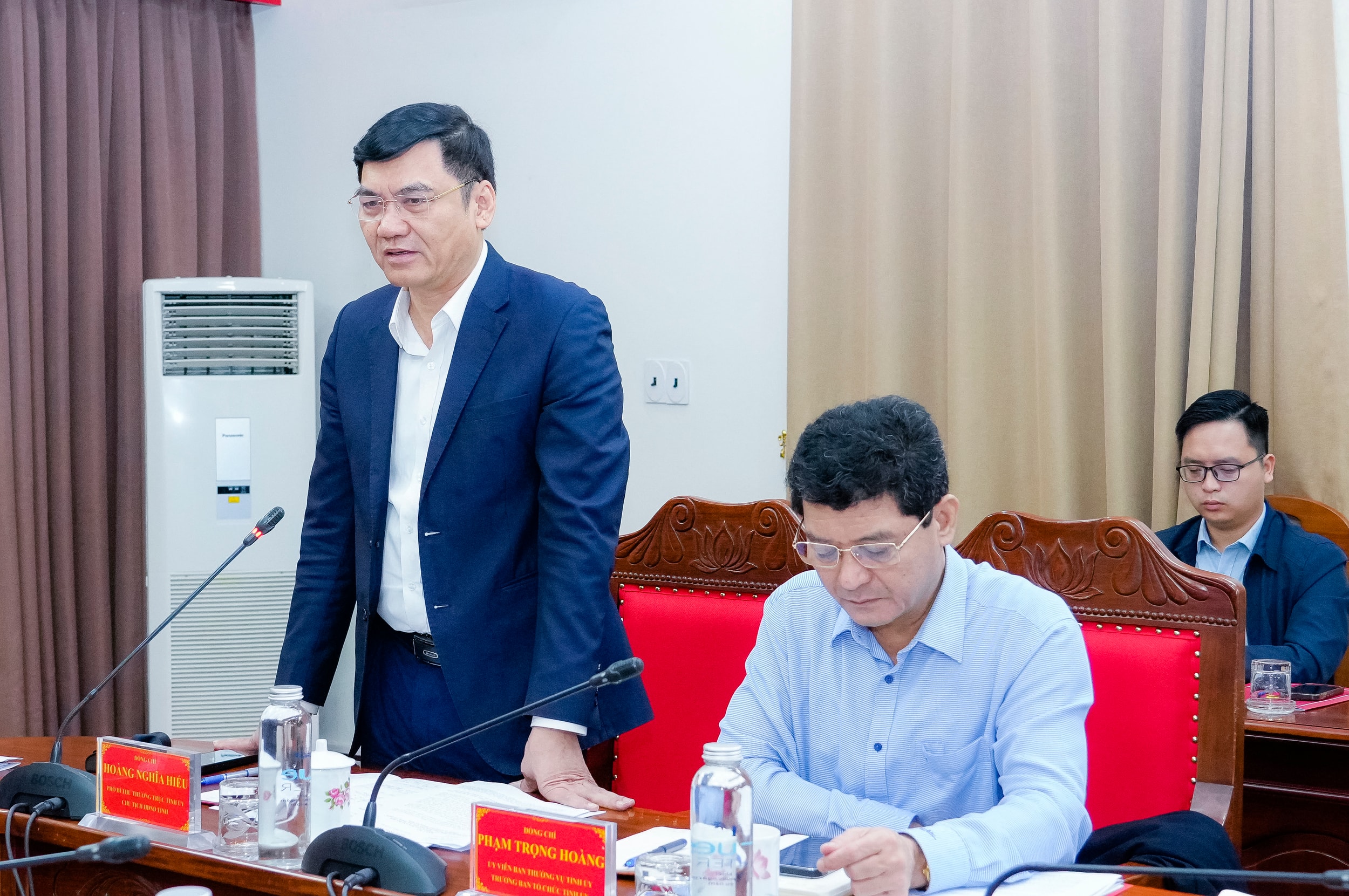 Đồng chí Hoàng Nghĩa Hiếu - Phó Bí thư Thường trực Tỉnh uỷ, Chủ tịch HĐND tỉnh phát biểu tại phiên họp. Ảnh: Phạm Bằng