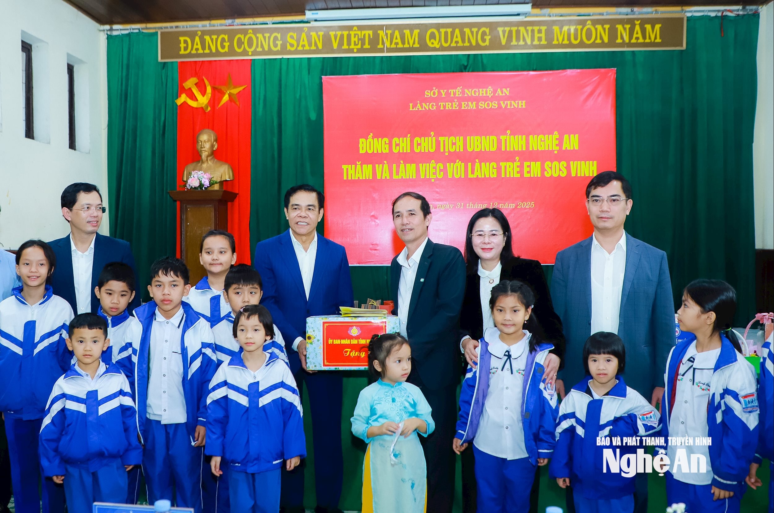 Chủ tịch UBND tỉnh Võ Trọng Hải tặng quà đến Làng trẻ SOS Vinh. Ảnh: Thành Duy