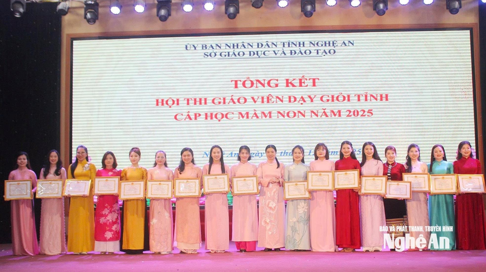 bna_pho-giam-doc-so-giao-duc-va-dao-tao-ho-thi-chau-lan-tang-giay-khen-cua-so-cho-cac-giao-vien.-anh-my-ha(1).jpg
