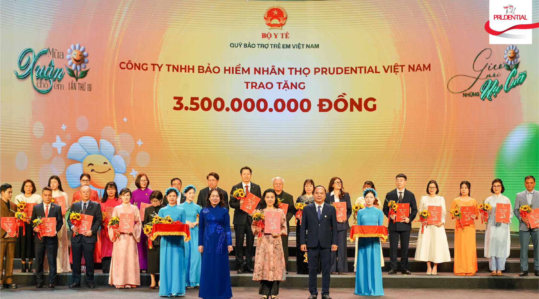 Đại diện Prudential Việt Nam nhận giấy chứng nhận và hoa tại sự kiện