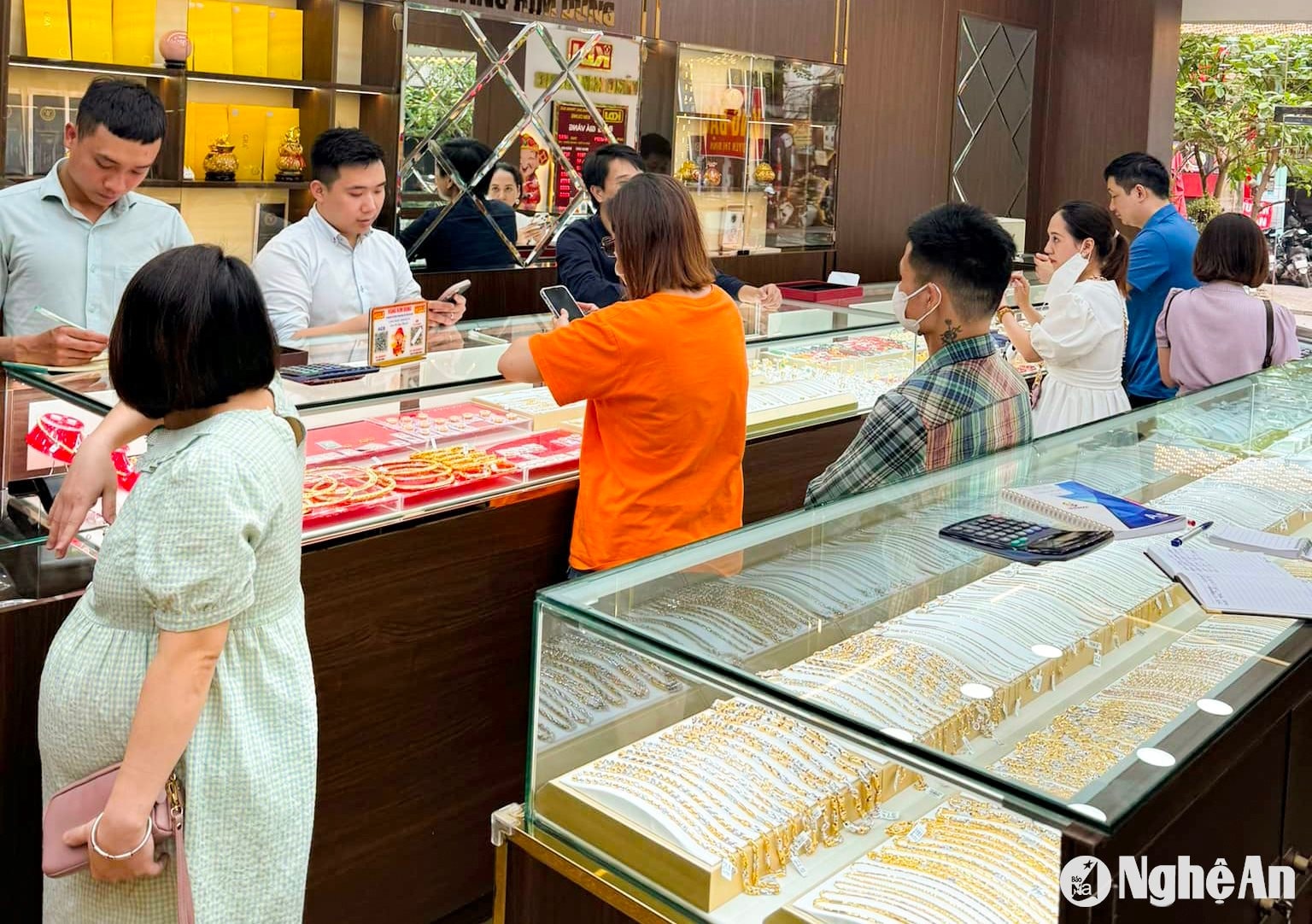 Giá vàng lúc 15h chiều nay 31/12: Giá vàng trong nước và vàng thế giới