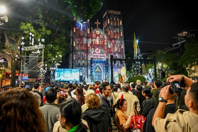 Người dân và du khách tập trung tại trung tâm Hà Nội đón Giáng sinh 2025