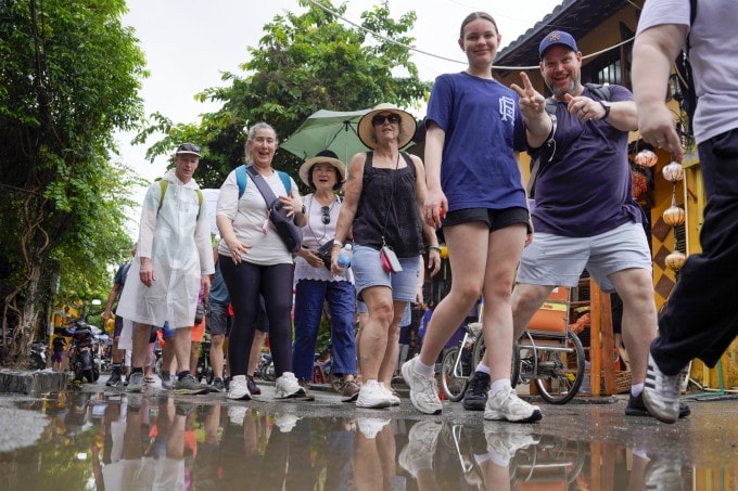 Khách quốc tế tham quan phố cổ Hội An