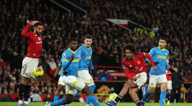 Joshua Zirkzee ghi bàn mở tỷ số cho Manchester United trong trận gặp Wolves