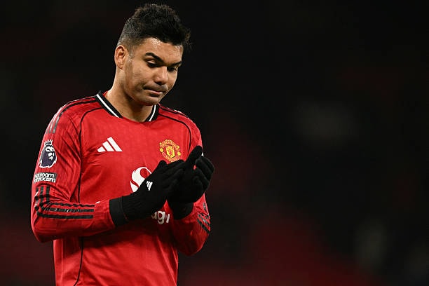 Casemiro gặp khó khăn trong việc kiểm soát trung lộ và thiếu sự kết hợp ăn ý với đối tác Ugarte.