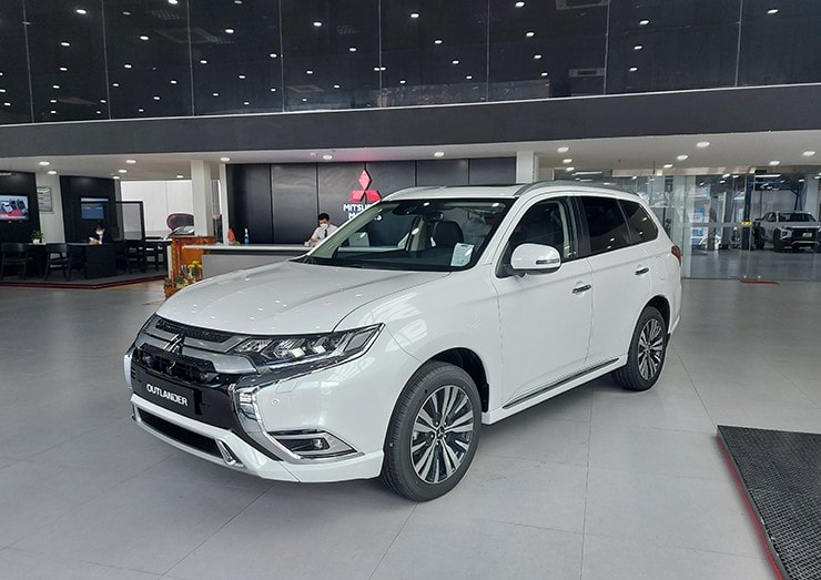 Phần đuôi xe Mitsubishi Outlander với cánh lướt gió thể thao