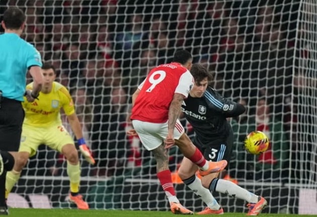 Gabriel Jesus ăn mừng bàn thắng vào lưới Aston Villa chỉ sau 1 phút vào sân.