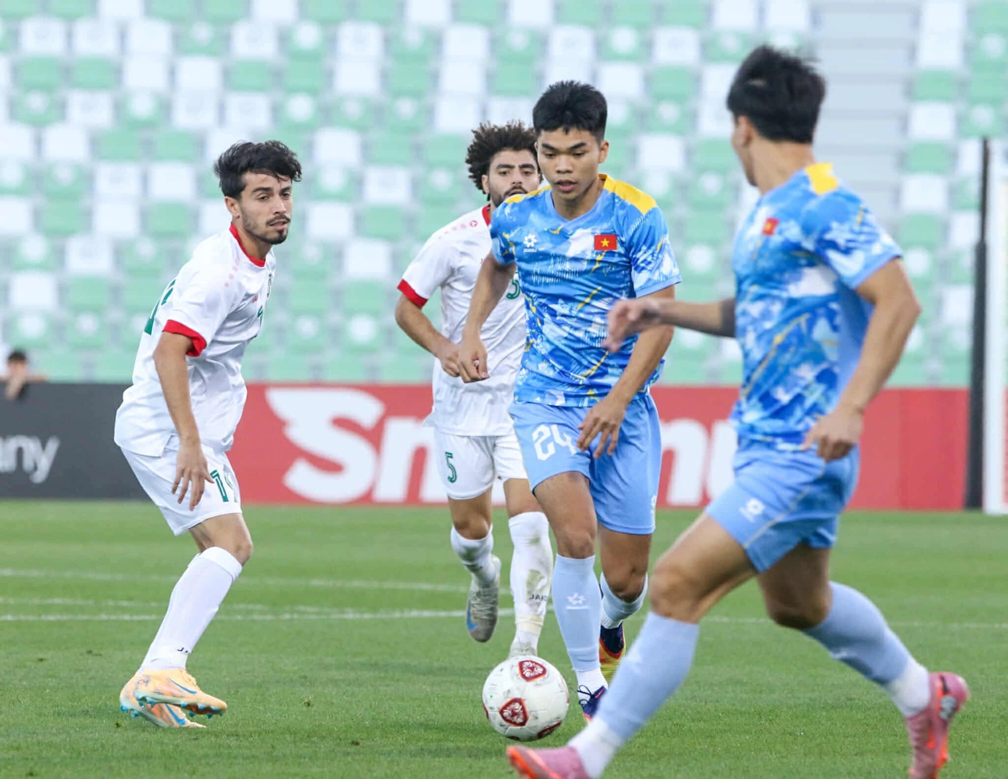 Cầu thủ U23 Việt Nam dứt điểm trong trận đấu với U23 Syria