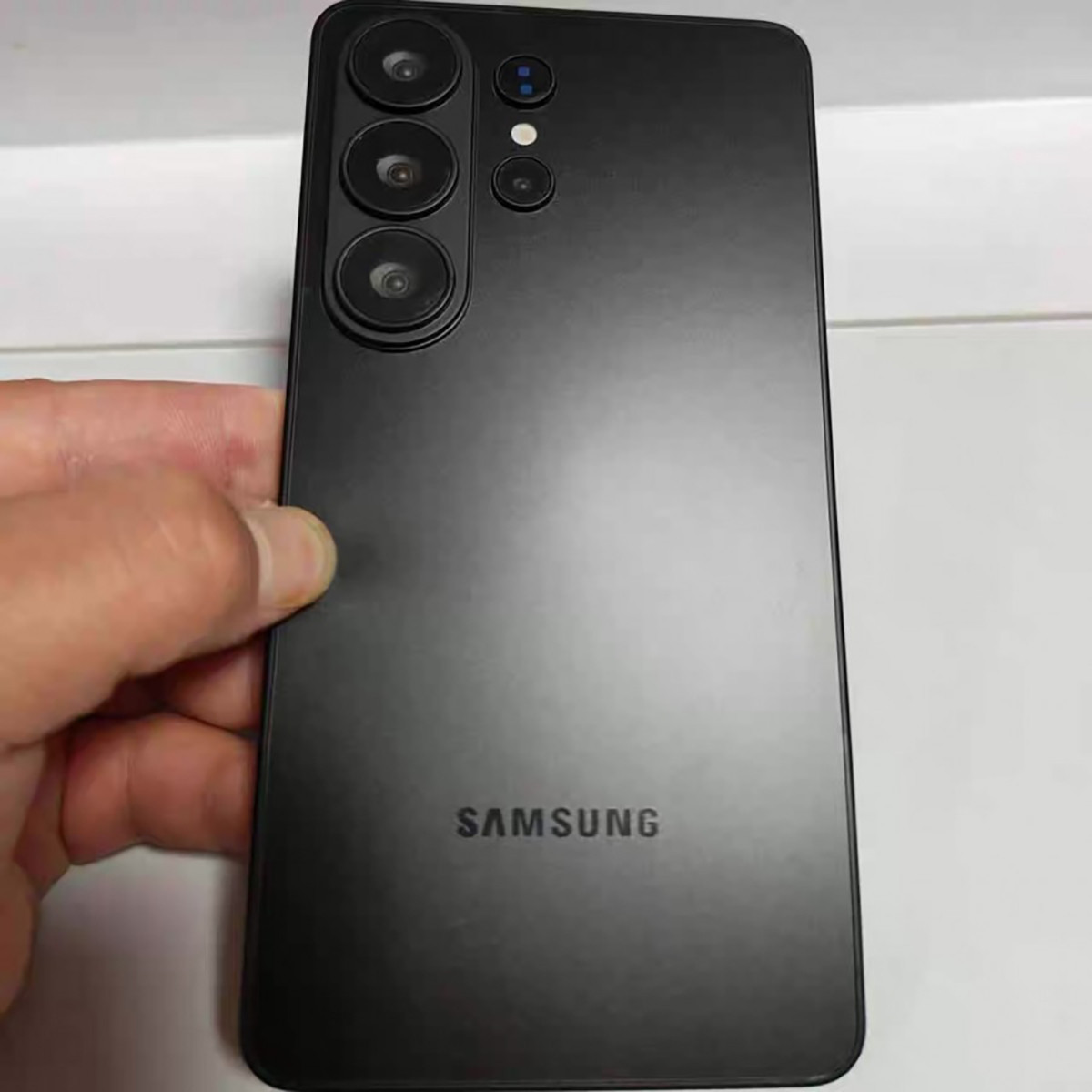 Mô hình Galaxy S26 Ultra phiên bản màu trắng và đen cạnh nhau