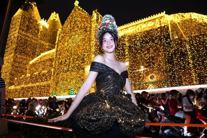 Du khách chụp ảnh tại Nhà thờ Đức Bà Sài Gòn đêm Giáng sinh