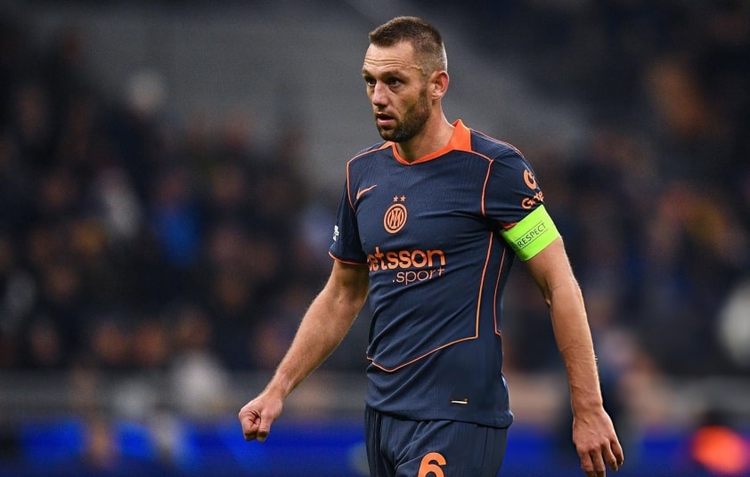 Stefan de Vrij cùng 3 trung vệ khác lọt tầm ngắm Barcelona