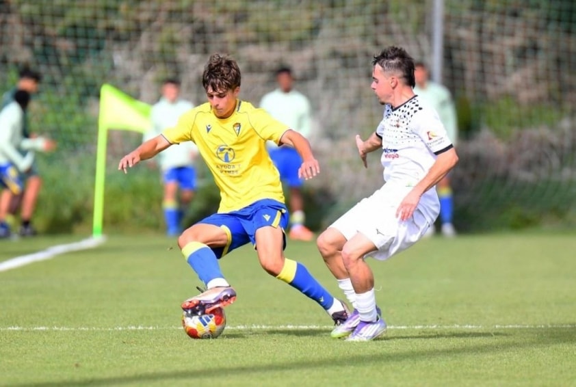 Hậu vệ Guille González thi đấu tại Cádiz