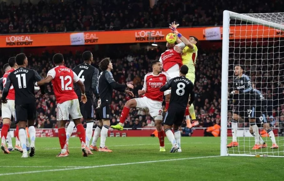 Gabriel ghi bàn cho Arsenal.