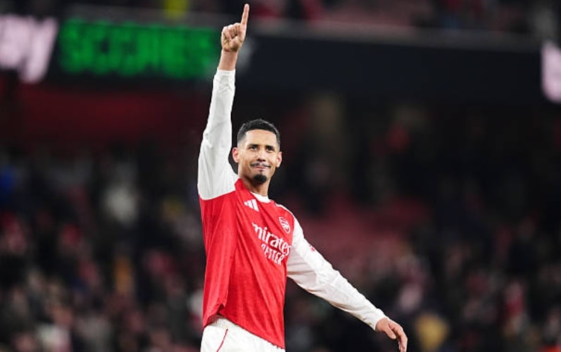 William Saliba thi đấu lăn xả trong vòng cấm