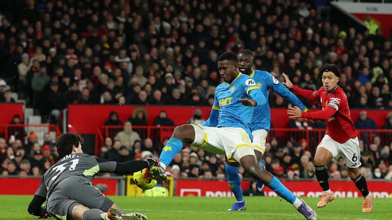 Hàng phòng ngự Wolves chơi quyết liệt trước các chân sút Man Utd