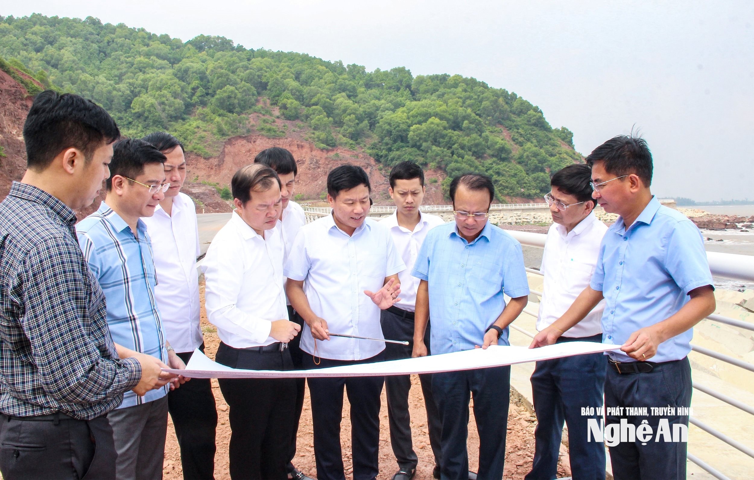 Lãnh đạọ HĐND và UBND tỉnh cùng Sở Xây dựng khảo sát tuyến đường ven biển, đoạn qua tỉnh Nghệ An. Ảnh: Mai Hoa