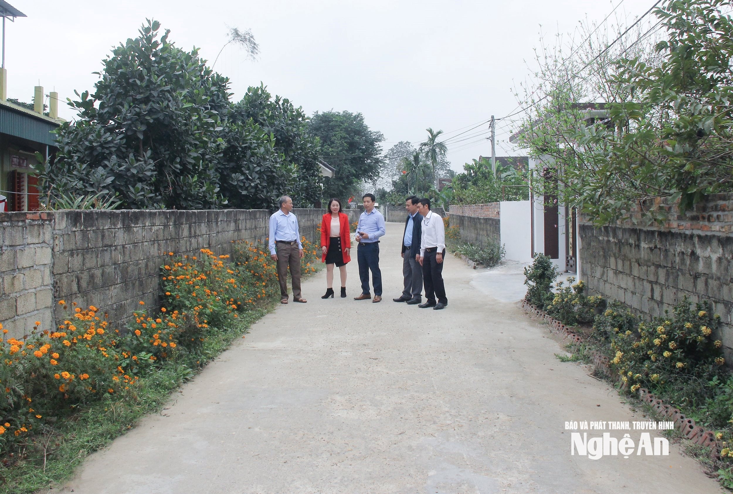  Cán bộ cấp uỷ, HĐND xã Đông Hiếu khảo sát xây dựng cơ sở hạ tầng nông thôn trên địa bàn. Ảnh- Mai Hoa