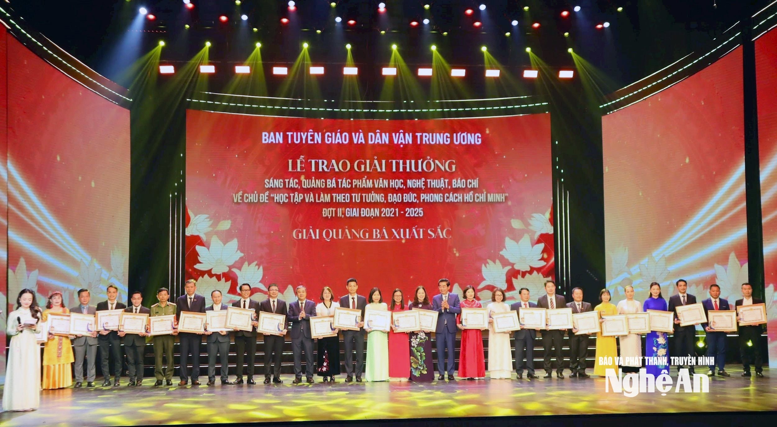 Ban Tổ chức trao giải cho các đơn vị đạt giải quảng bá. Ảnh Phương Thảo