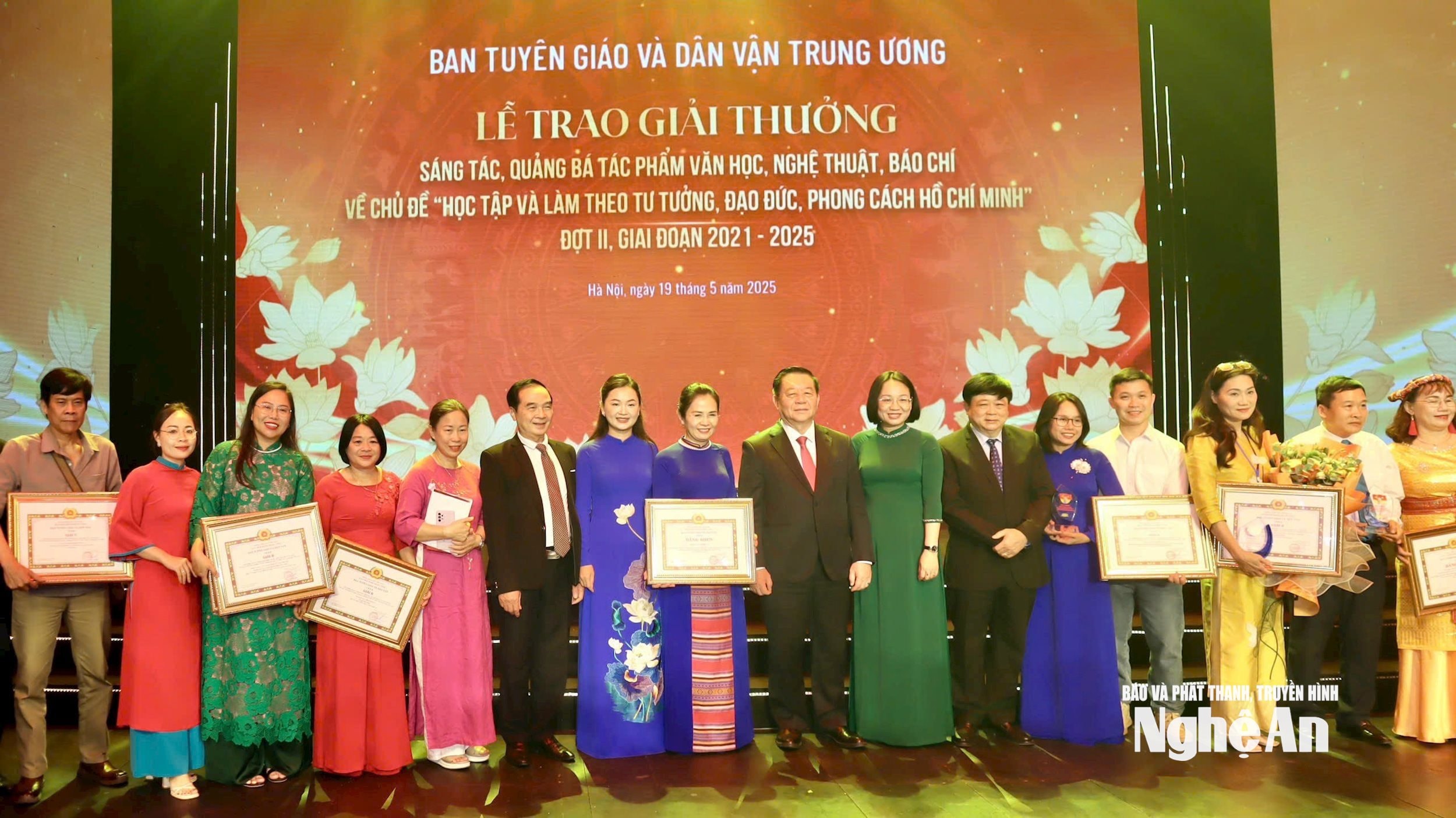 Các đồng chí: Nguyễn Trọng Nghĩa - Ủy viên Bộ Chính trị, Bí thư Trung ương Đảng, Trưởng ban Tuyên giáo và Dân vận Trung ương; Nguyễn Thế Kỷ - Phó Chủ tịch Hội đồng Lý luận Trung ương kiêm Trưởng ban Lý luận phê bình văn học, nghệ thuật chụp ảnh lưu niệm cùng đoàn Nghệ An tại Lễ trao Giải thưởng sáng tác, quảng bá “Học tập và làm theo tư tưởng, đạo đức, phong cách Hồ Chí Minh”, ngày 19/5/2025. Ảnh: Phương Thảo