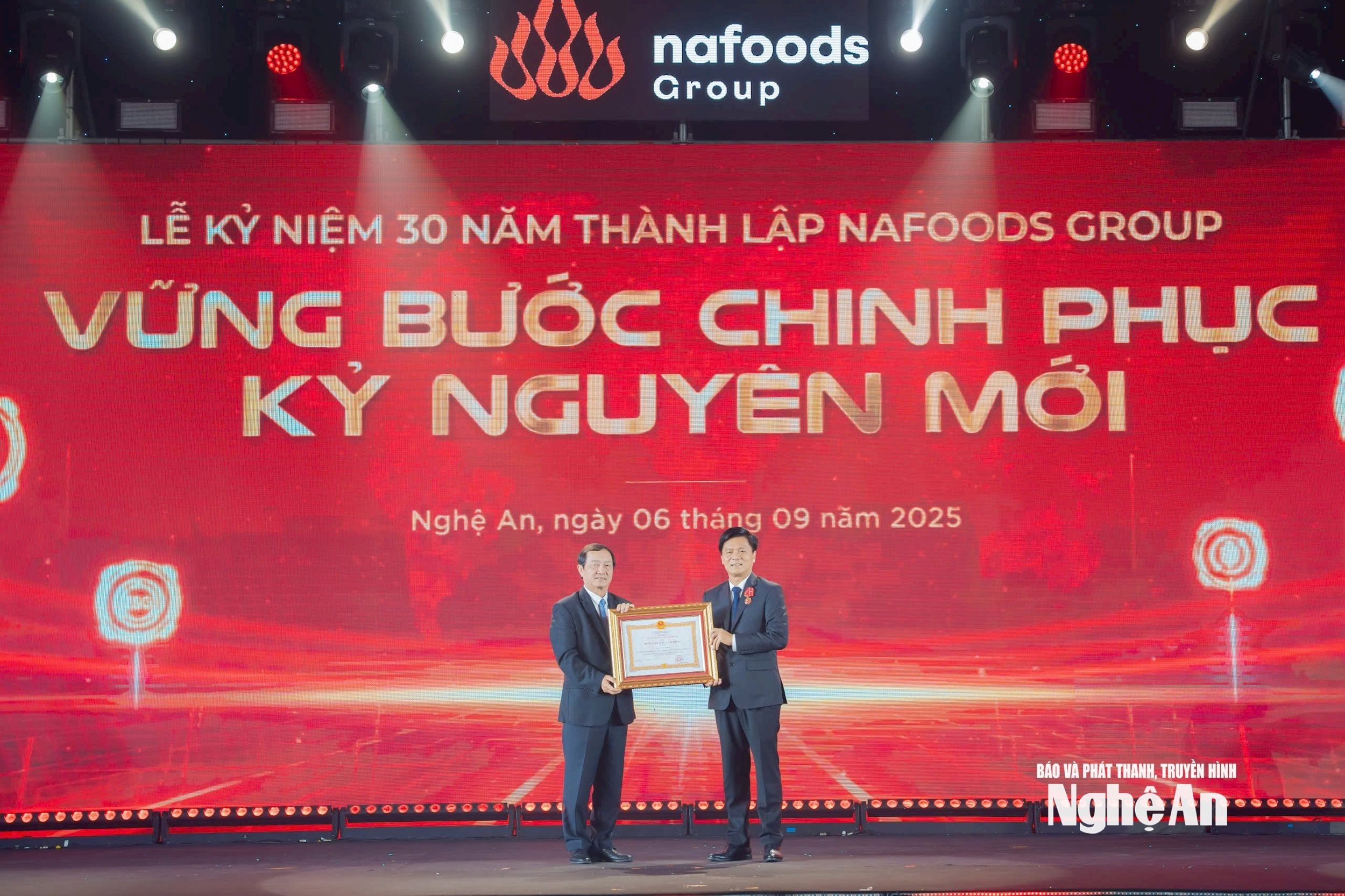 Công ty CP Nafoods Group vinh dự đón nhận Bằng khen của Thủ tướng Chính phủ và Huân chương Lao động hạng Ba cho ông Nguyễn Mạnh Hùng - Chủ tịch Hội đồng Quản trị, Tổng Giám đốc.