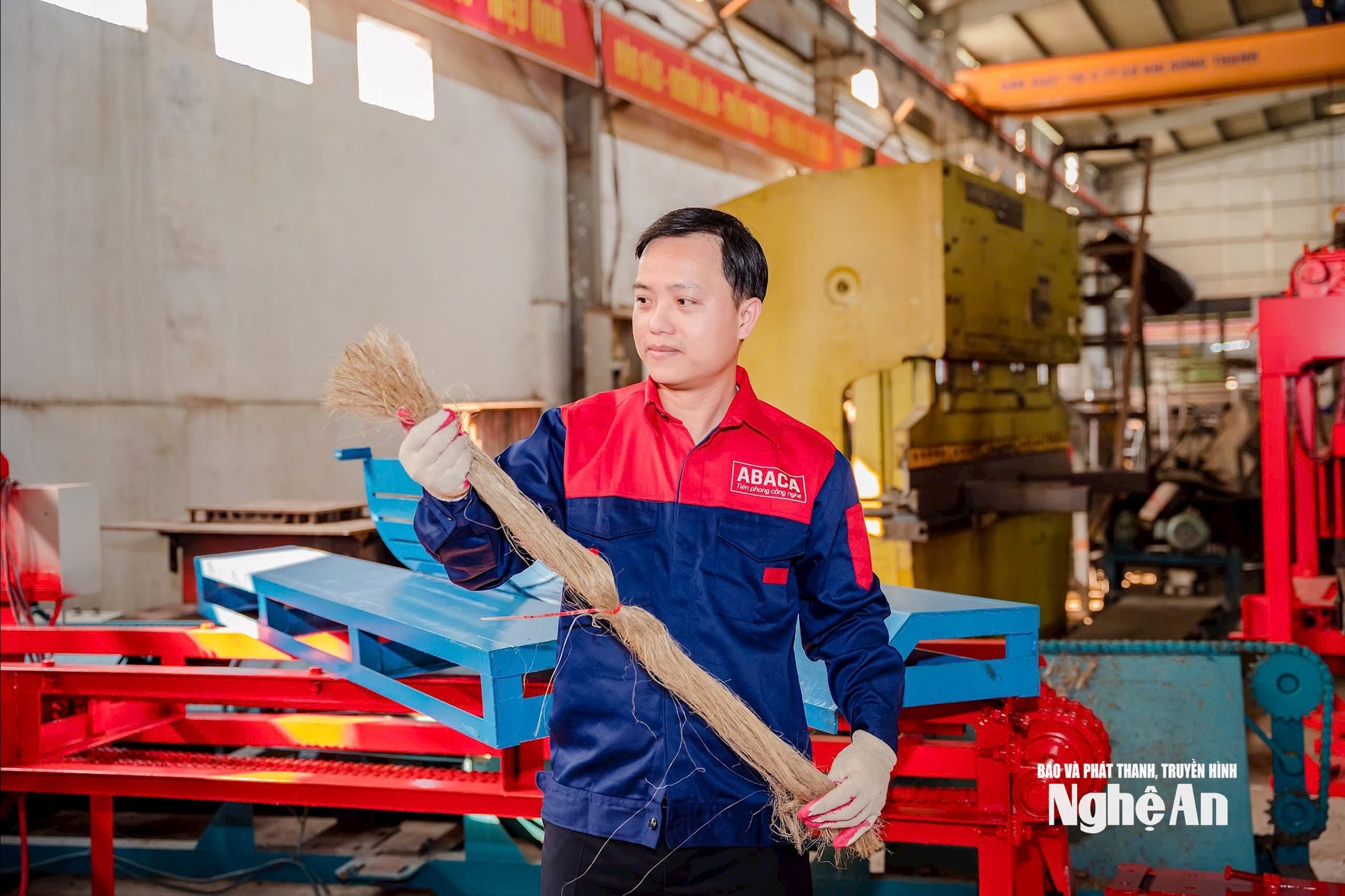 Hồ Xuân Vinh và sáng chế vải không dệt từ sợi Abaca được Ban giám khảo SIIF đánh giá rất cao về sáng chế xanh. Ảnh TP 2