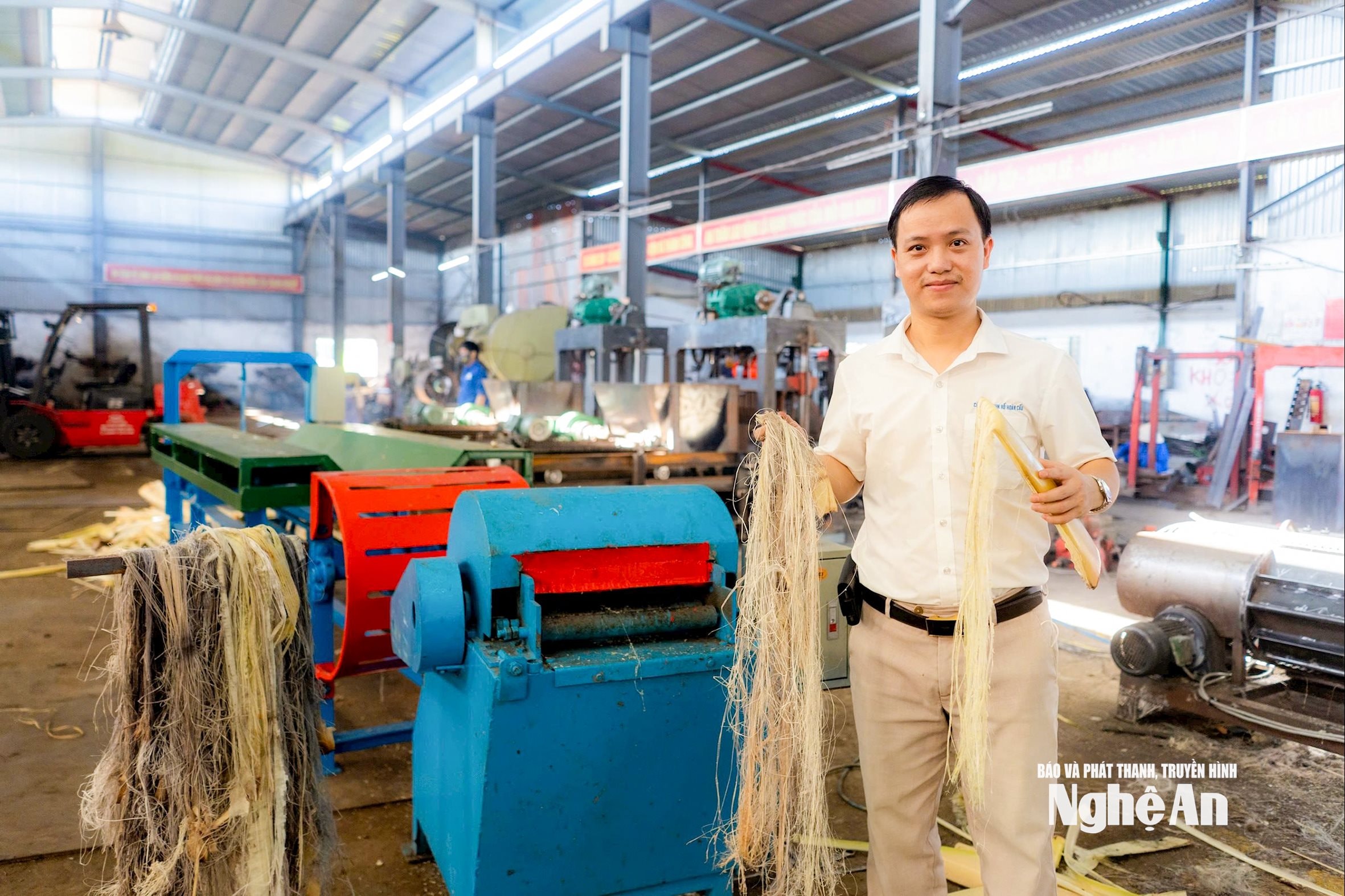 Hồ Xuân Vinh và sáng chế vải không dệt từ sợi Abaca được Ban giám khảo SIIF đánh giá rất cao về sáng chế xanh. Ảnh TP 3