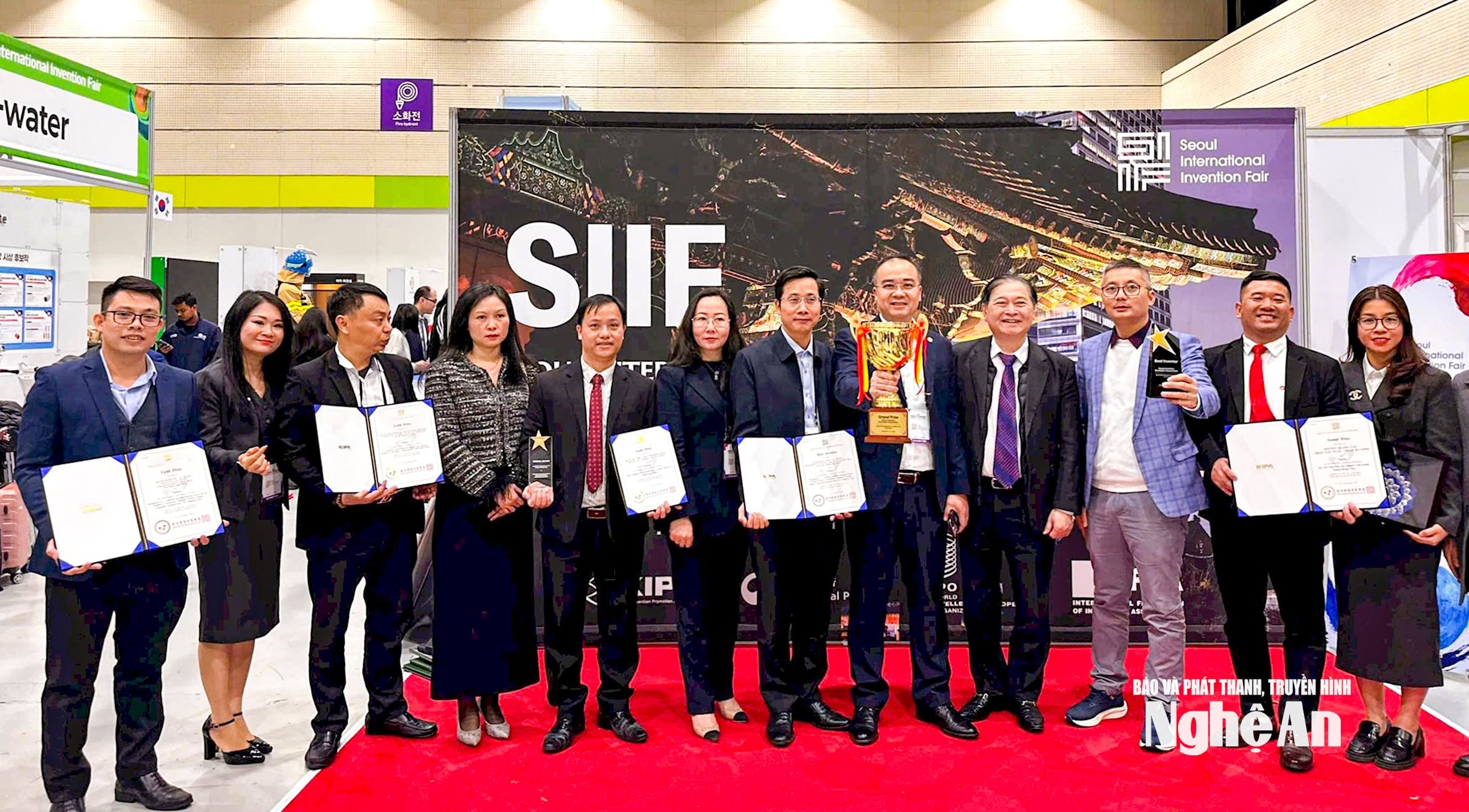 Kỹ sư Hồ Xuân Vinh nhận các giải thưởng tại Hội chợ Sáng chế Quốc tế Seoul (SIIF) 2025. Ảnh NVCC