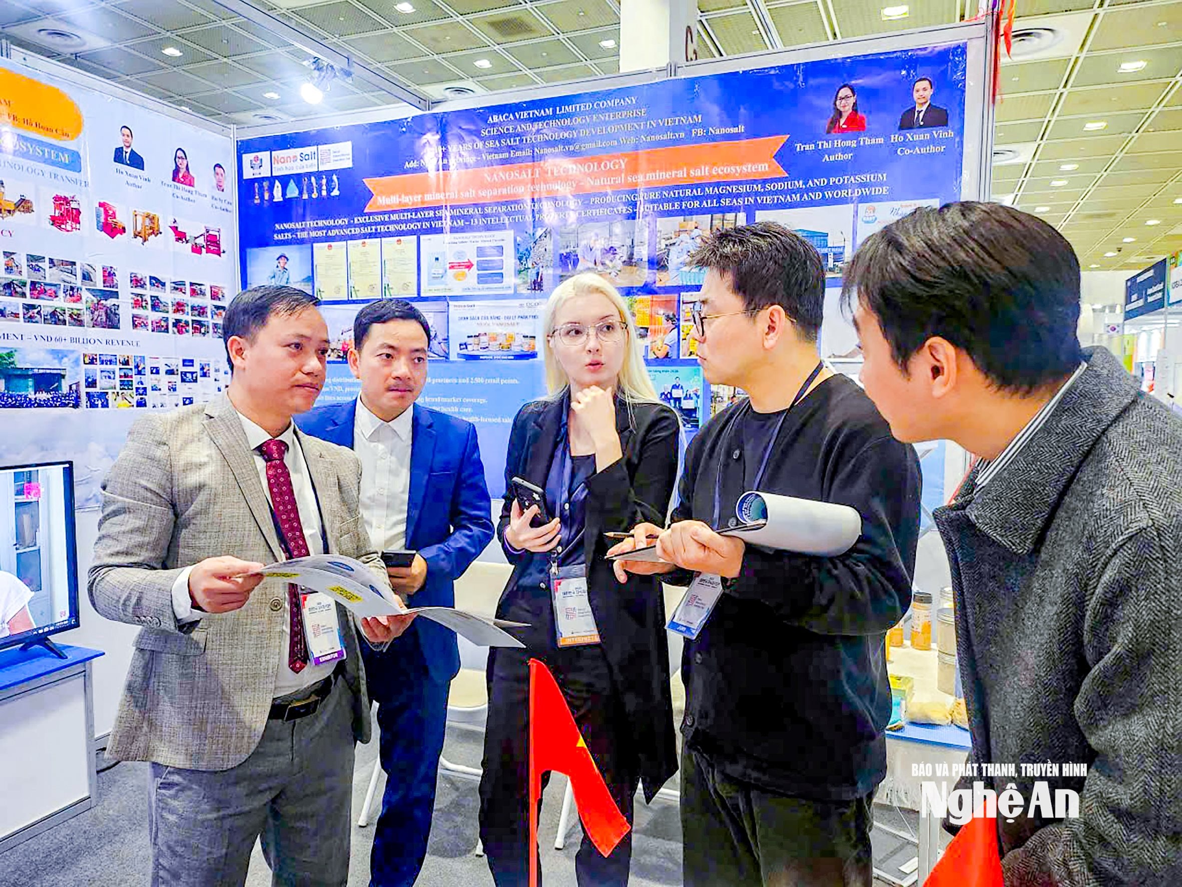 Kỹ sư Hồ Xuân Vinh thuyết trình về các sáng chế của mình tại Hội chợ Sáng chế Quốc tế Seoul (SIIF). Ảnh NVCC