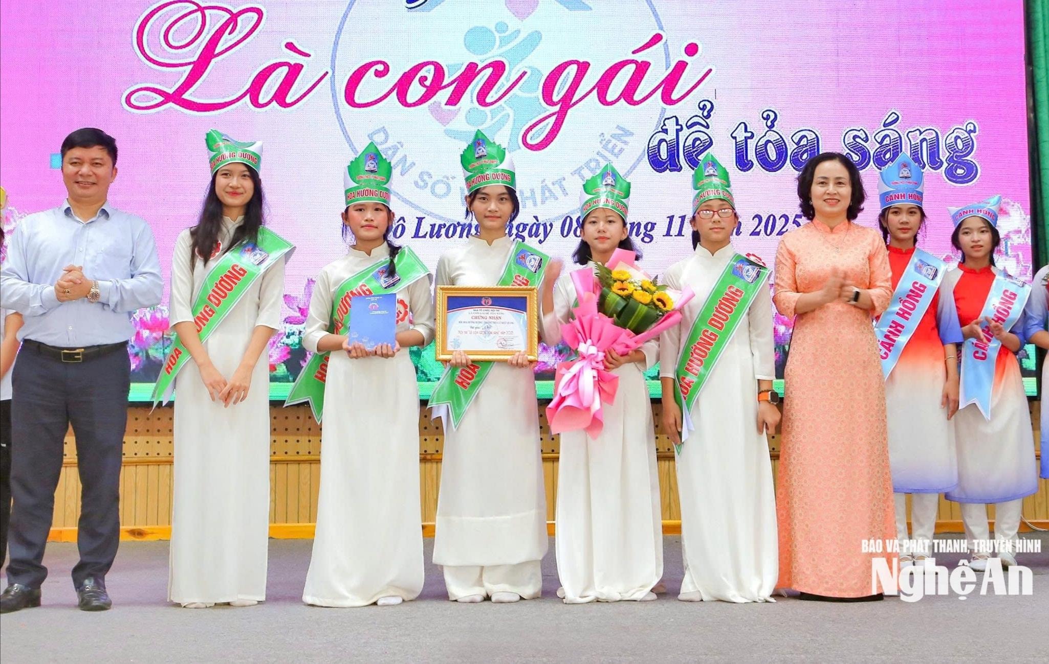 bna_ong-nguyen-van-nam-trao-giai-cho-hoc-sinh-tai-hoi-thi-la-con-gai-de-toa-sang.-anh-my-ha(1).jpg
