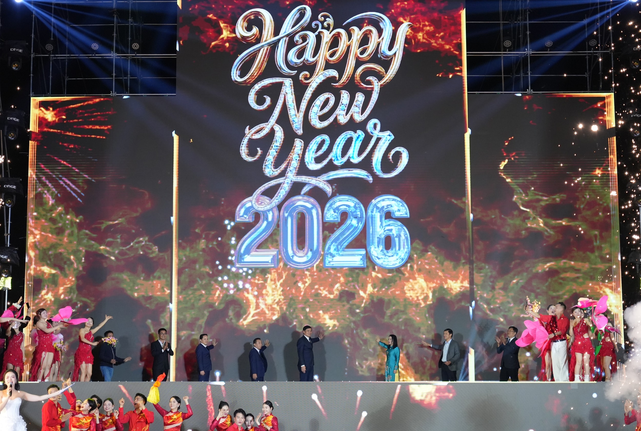 Lãnh đạo tỉnh Nghệ An cùng các nghệ sĩ tham gia nghi thức đếm ngược. Ảnh: Thành Chung