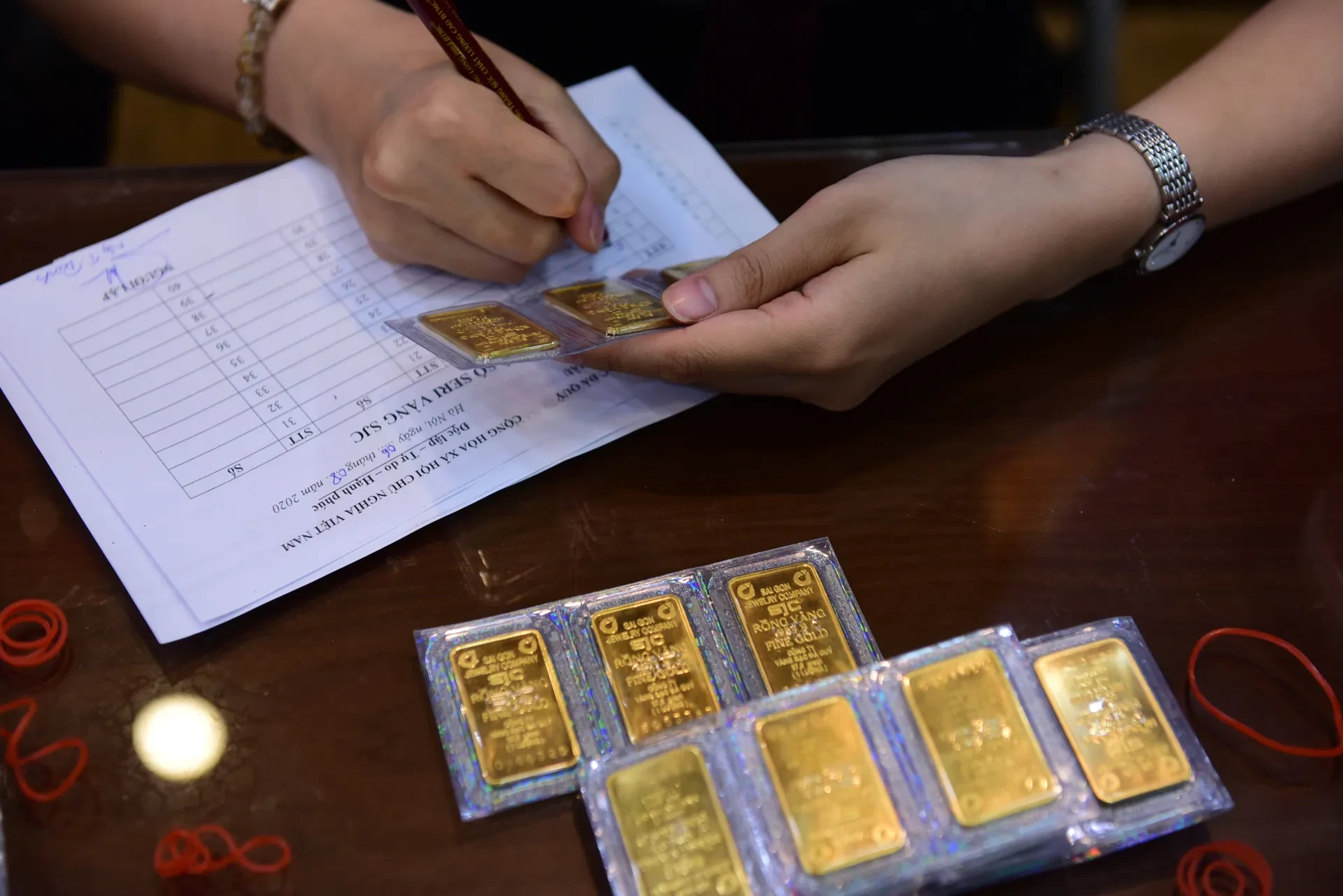 Giá vàng hôm nay 2/1: Giá vàng miếng, vàng nhẫn, vàng thế giới lúc 8h00