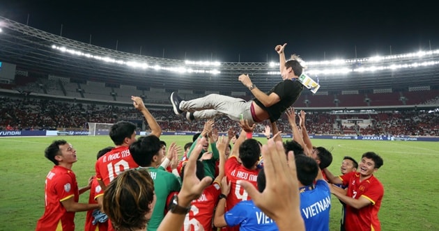 HLV Kim Sang Sik nhận được sự đánh giá cao từ truyền thông quốc tế sau một năm thành công rực rỡ.