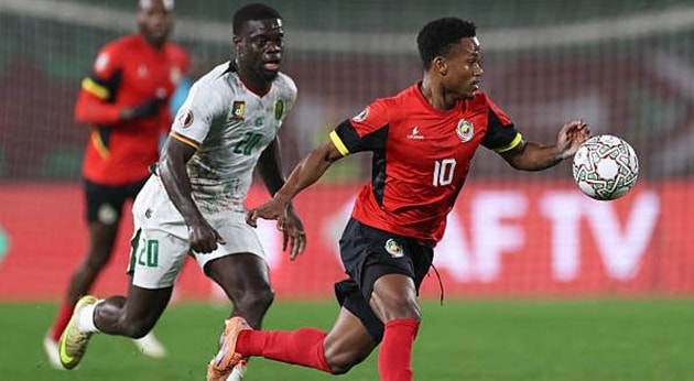 Cameroon lội ngược dòng thành công trước Mozambique với tỷ số 2-1 để tiến vào vòng sau.