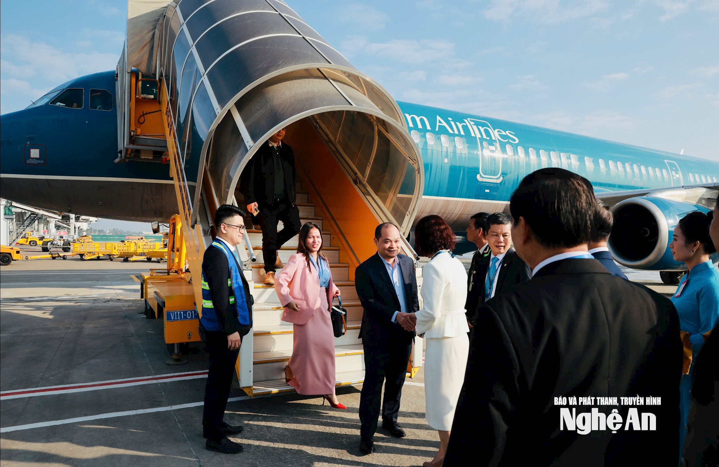 Những hành khách đầu tiên đặt chân xuống sân bay Vinh. Ảnh: Sở VH-TT&DL Nghệ An