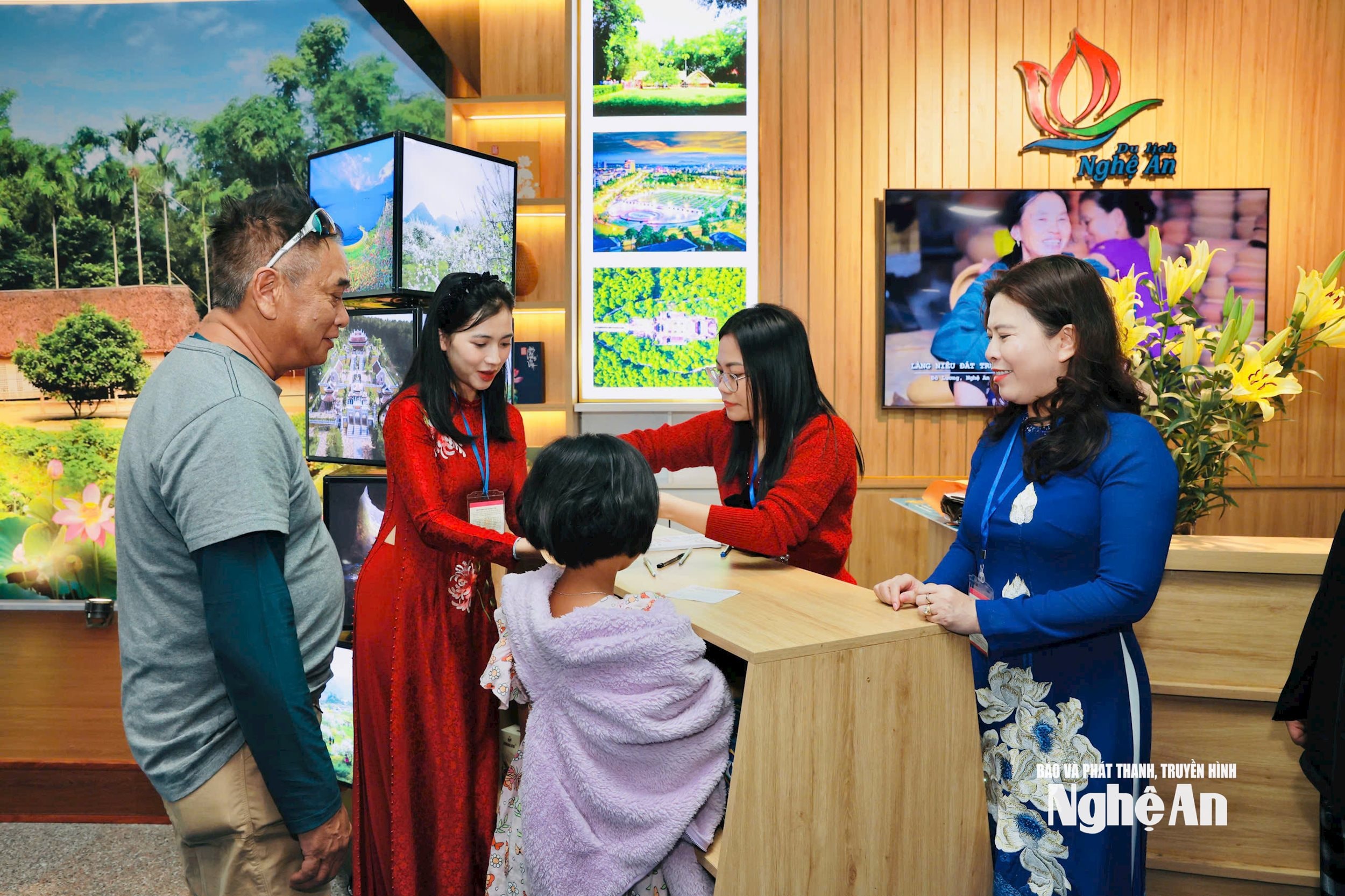 Hành khách ghé thăm quầy thông tin du lịch Nghệ An tại Sân bay Vinh. Ảnh: Sở VH-TT&DL Nghệ An