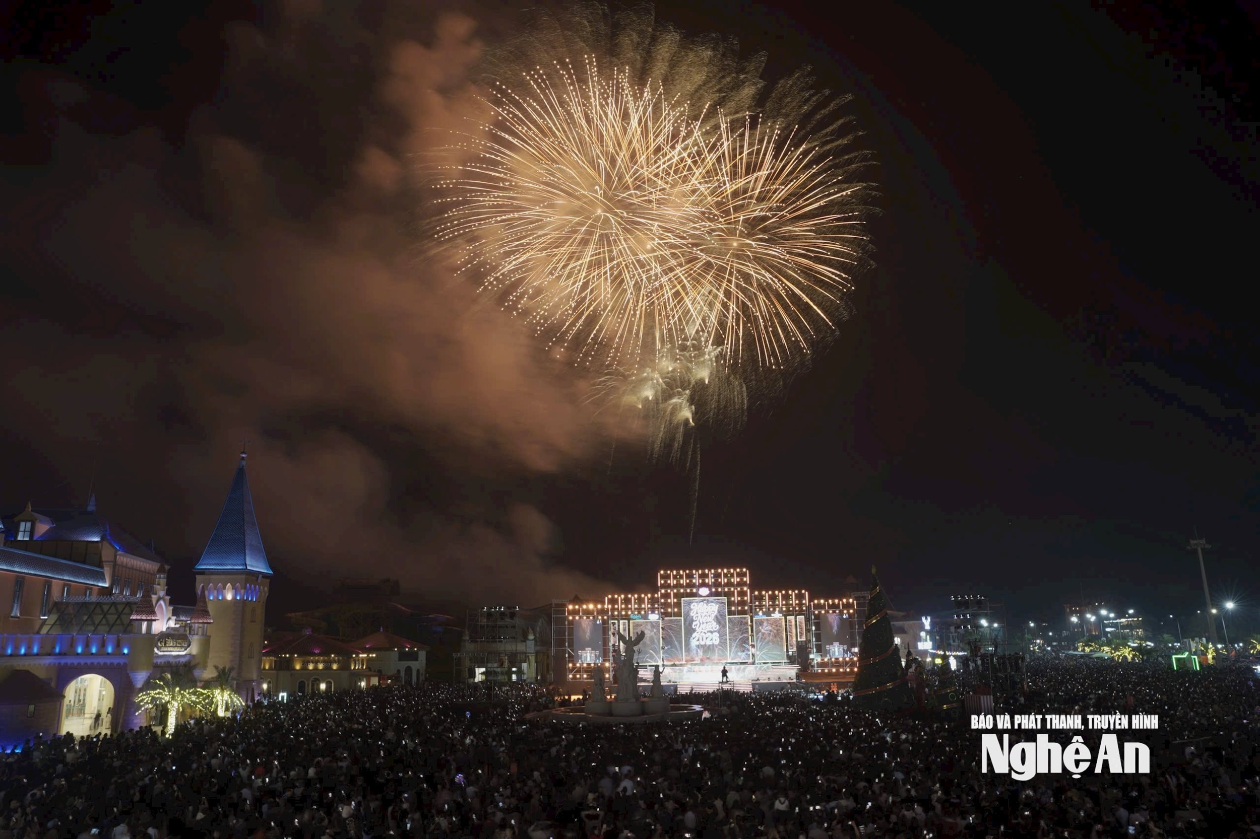 Màn pháo hoa chào mừng năm mới 2026. Ảnh: Thành Chung