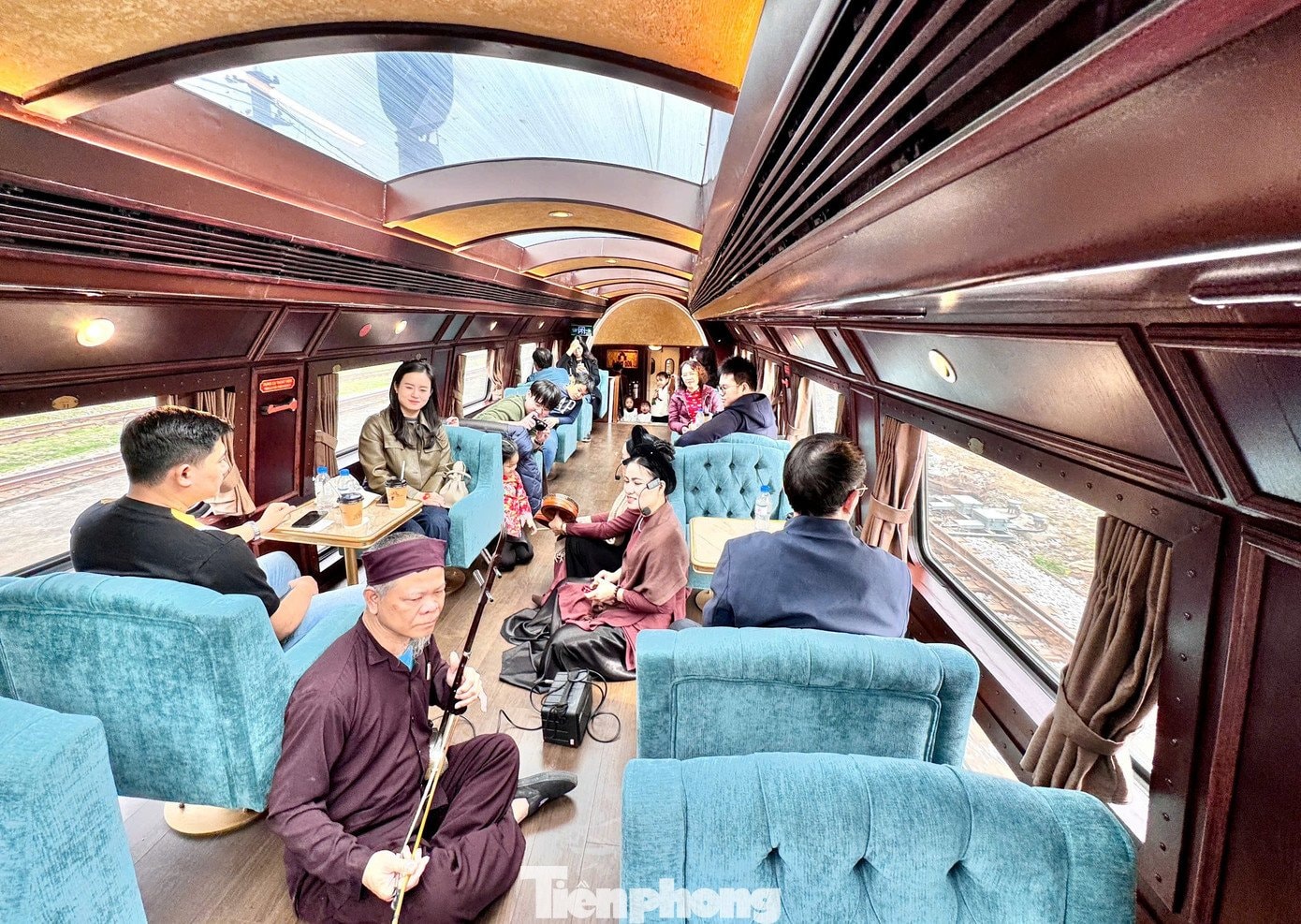 Biểu diễn nghệ thuật trên tàu