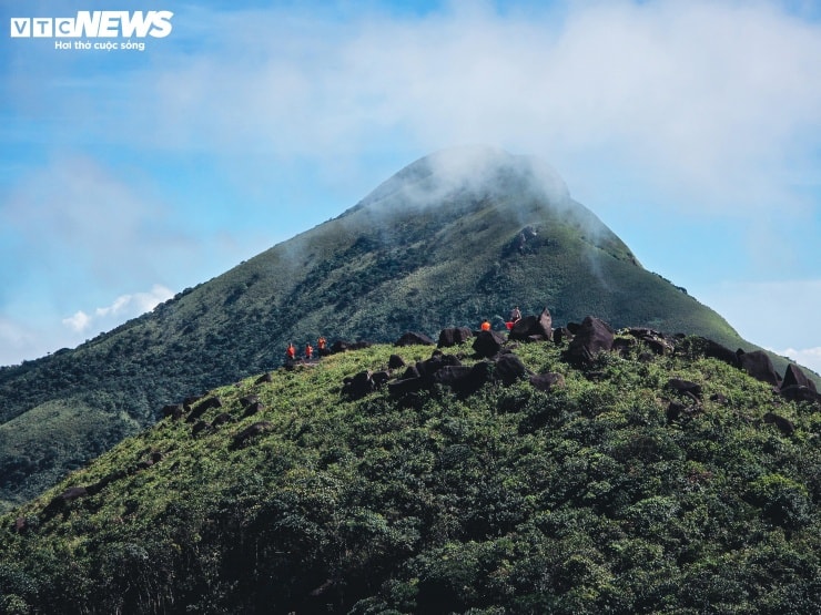 Tên gọi Voi Mẹp bắt nguồn từ hình dáng dãy núi nhìn từ xa như một chú voi khổng lồ