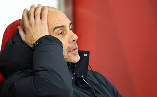 HLV Pep Guardiola lộ rõ vẻ lo lắng trên băng ghế chỉ đạo khi chứng kiến các học trò bế tắc.