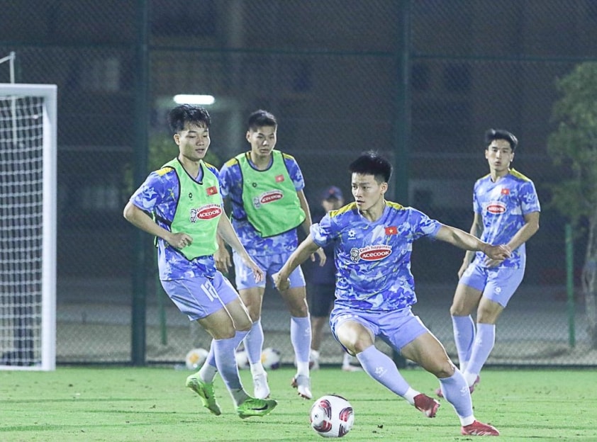 HLV Kim Sang Sik theo dõi tình hình chấn thương của học trò
