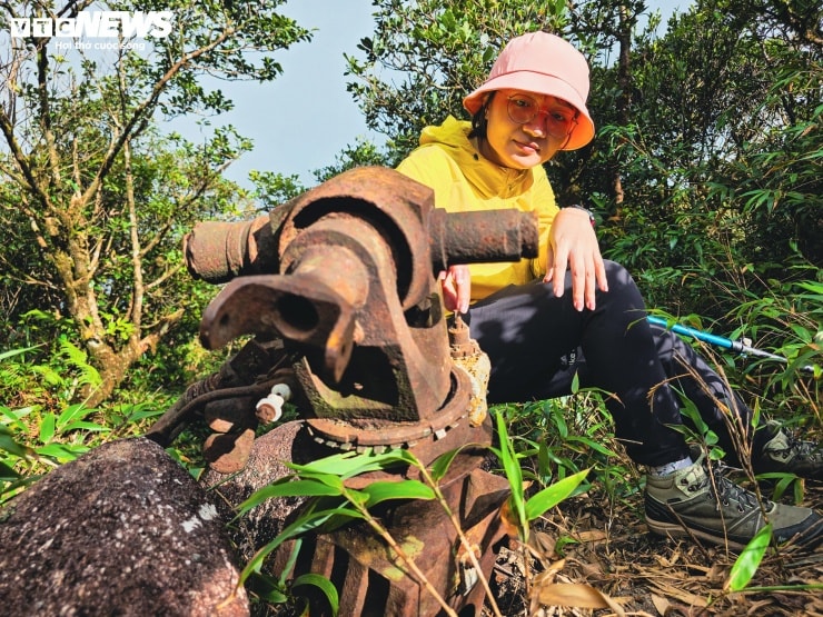 Xác của một chiếc máy bay bị rơi trong thời kỳ chiến tranh nằm lại giữa đại ngàn
