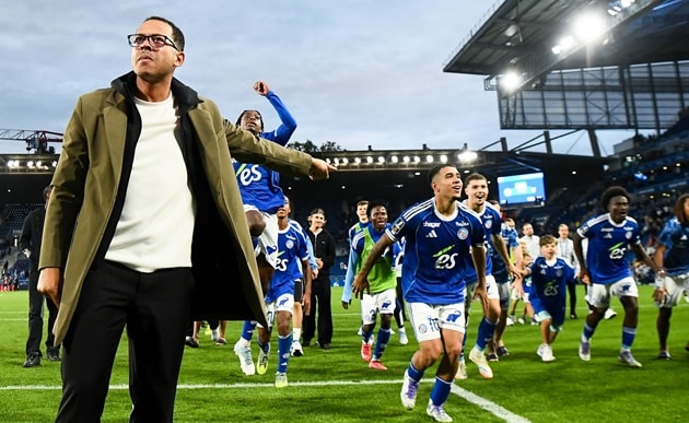 Liam Rosenior ăn mừng chiến thắng cùng Strasbourg tại Ligue 1