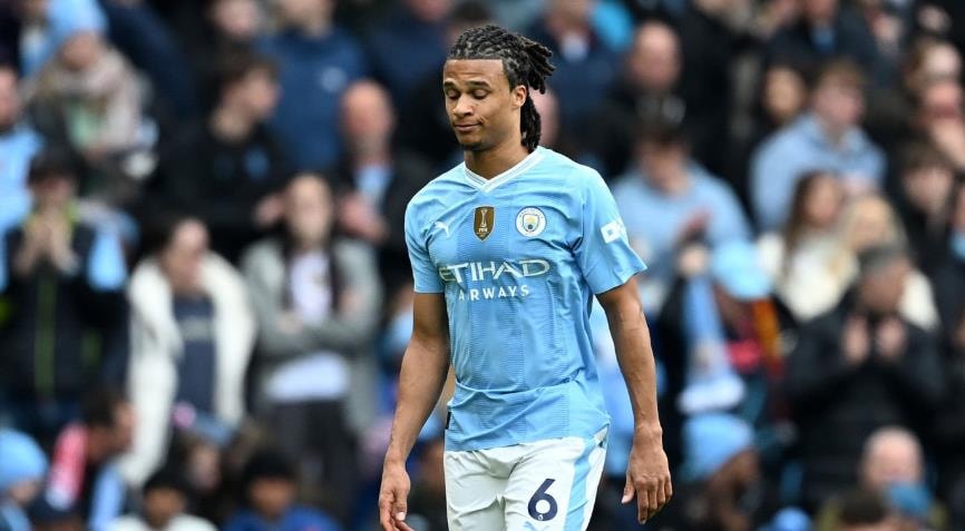 Nathan Ake chơi chắc chắn và tự tin trong các pha tranh chấp