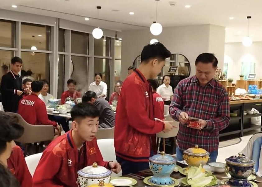 Cầu thủ U23 Việt Nam nhận lì xì từ Phó Chủ tịch VFF Trần Anh Tú