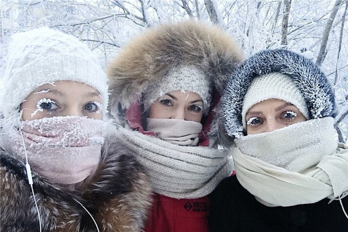 Người dân Yakutsk che kín mặt để tránh tê cóng khi ra đường
