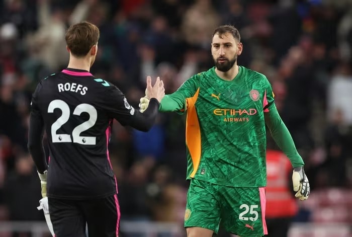 Manchester City bị kéo trở lại mặt đất.