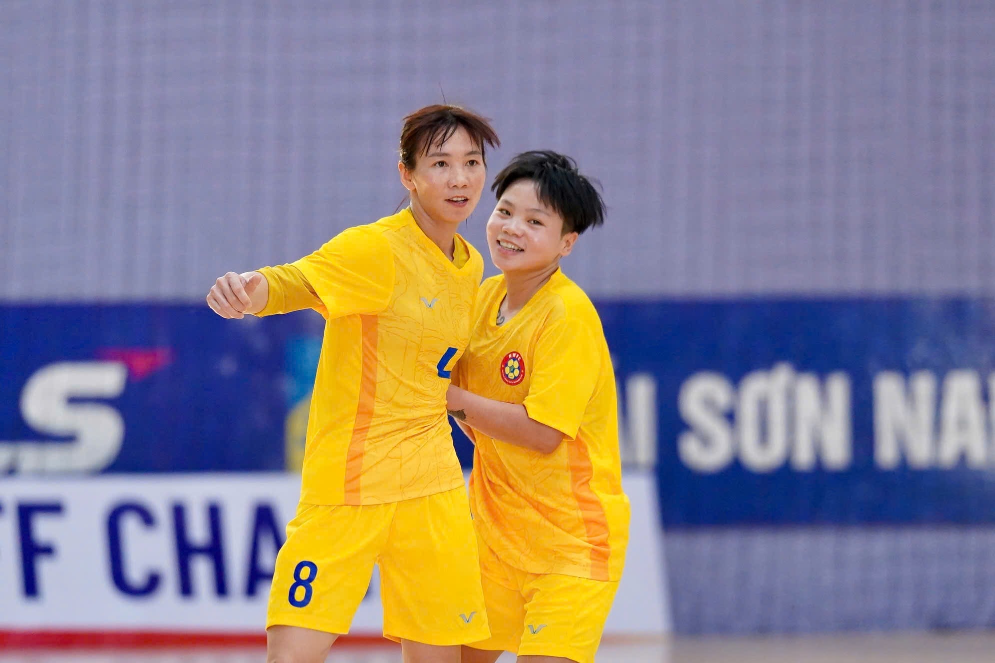 Thùy Trang ăn mừng bàn thắng cho TP.HCM